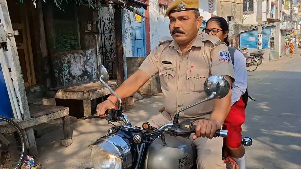  parents blind family lives by begging on the train daughter sat in madhyamik exam with the help of police gnr 