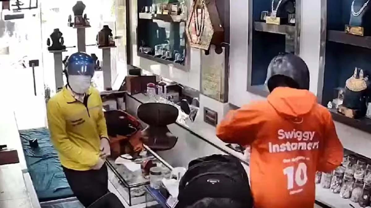 Watch the video of a daring robbery at a gold jewelry store in Ghaziabad disguised as Blinkit-Swiggy