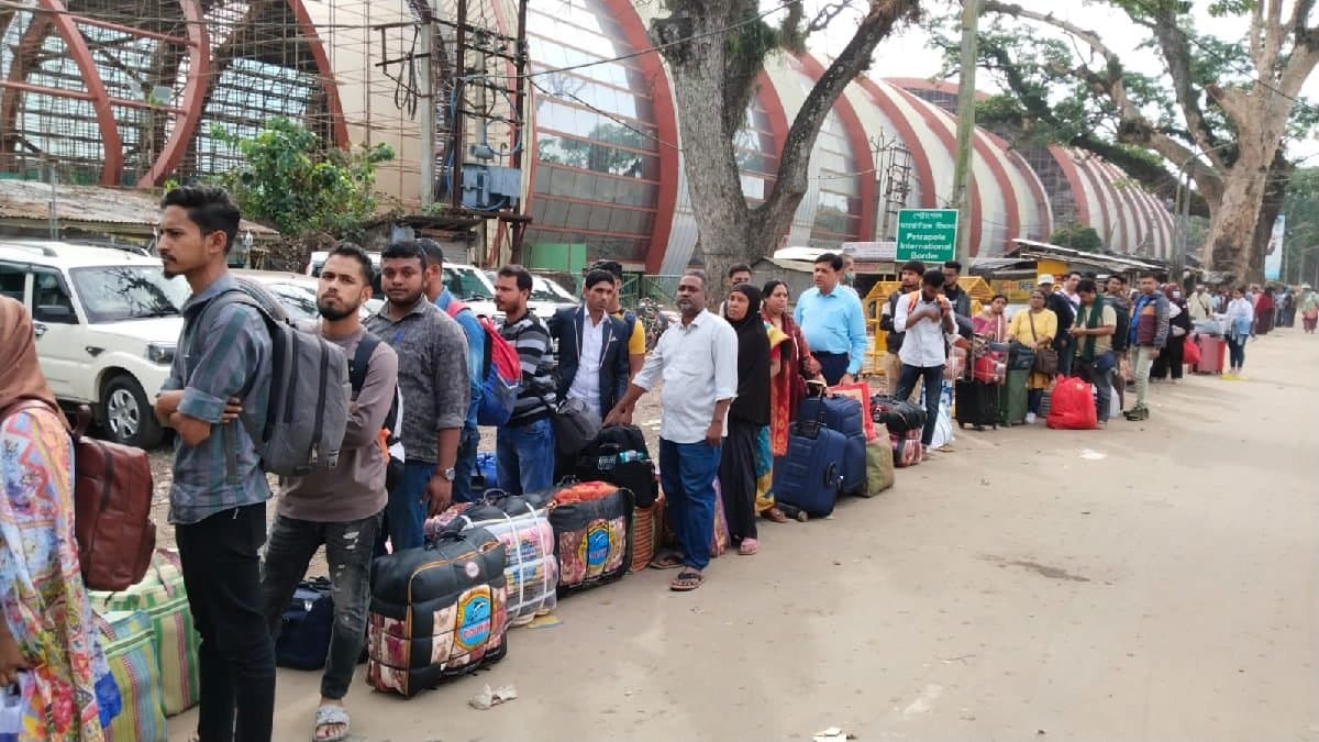 Bangladesh unrest, Trade reduced in Petrapole and Ghojadanga gnr