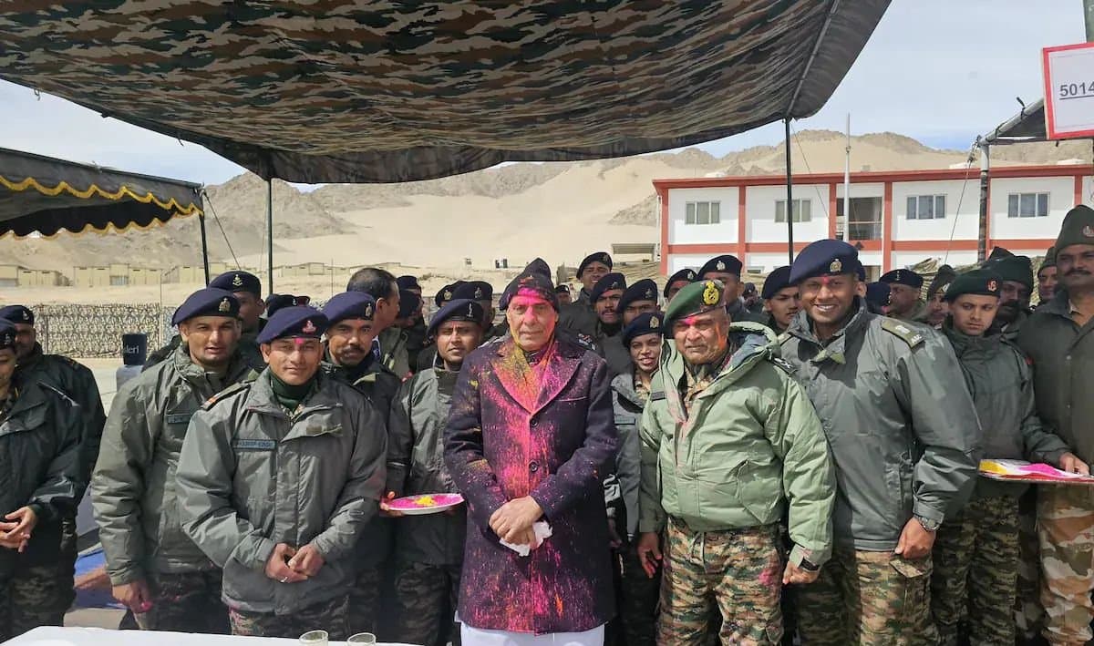 Leh: লেহ-তে প্রতিরক্ষামন্ত্রী, সেনাদের সঙ্গে মাতলেন হোলির উৎসবে