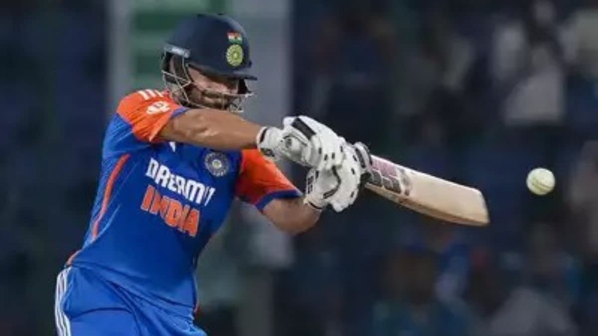 Former Indian Cricketer Aakash Chopra has questioned Team India's decision to place Rinku Singh lower down the batting order spt 