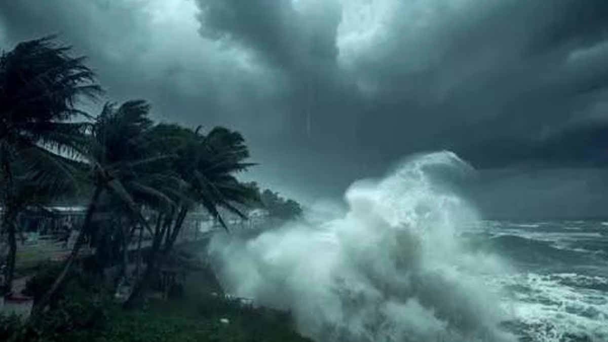 Montha cyclone hits Andhra Kakinada machilipatnam 