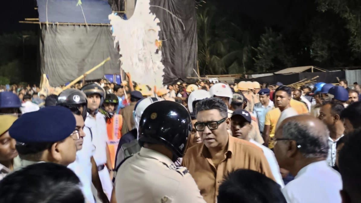 Chandannagar Jagadhatri Puja 2025 Jagadhatri Idol Breaks Down Many Injured