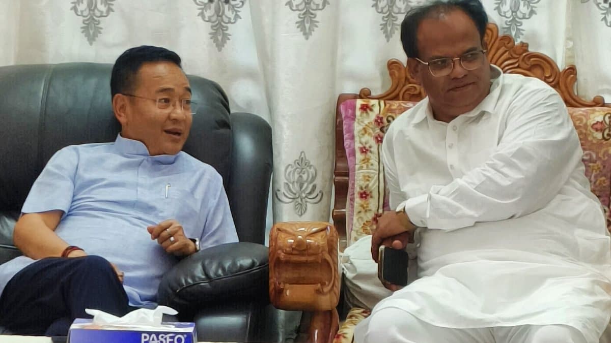 Leaders including Prem Singh Tamang reached John Barla house 