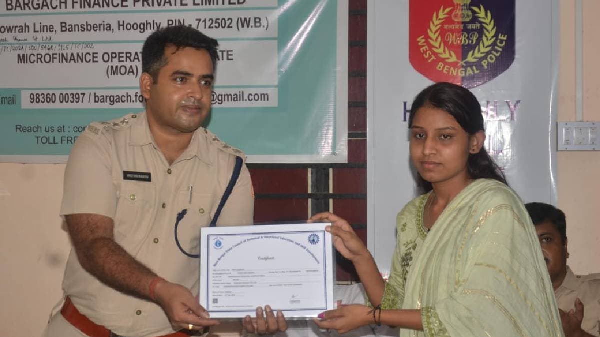 উৎকর্ষ বাংলা কেন্দ্রে সফলভাবে সম্পন্ন কোর্স, পড়ুয়াদের হাতে তুলে দেওয়া হল নিয়োগপত্র