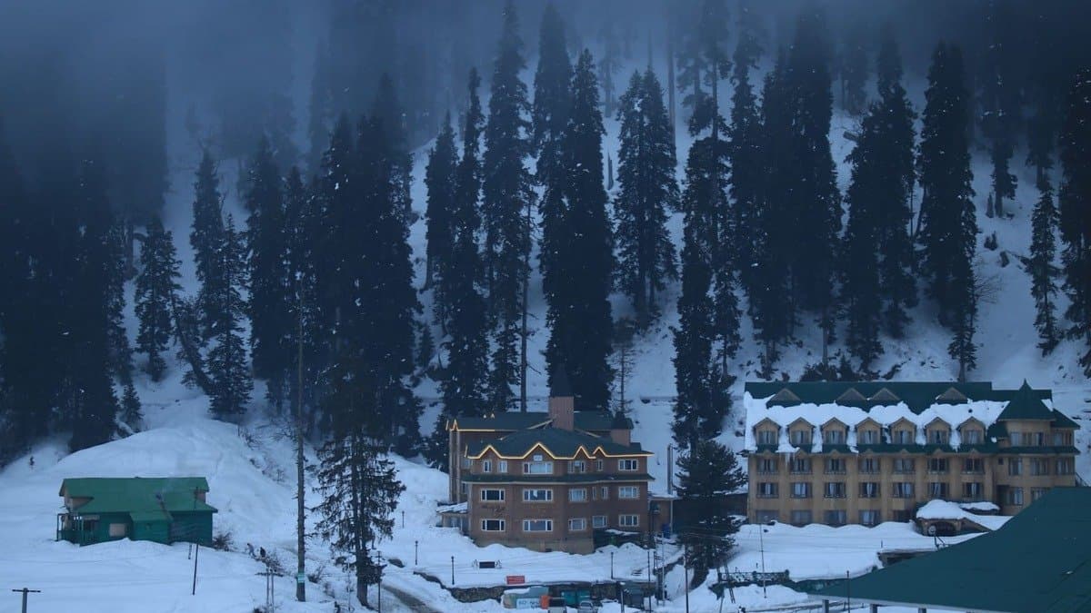 Early Onset Of Winter Seasons First Snowfall in Gulmarg Kedarnath 