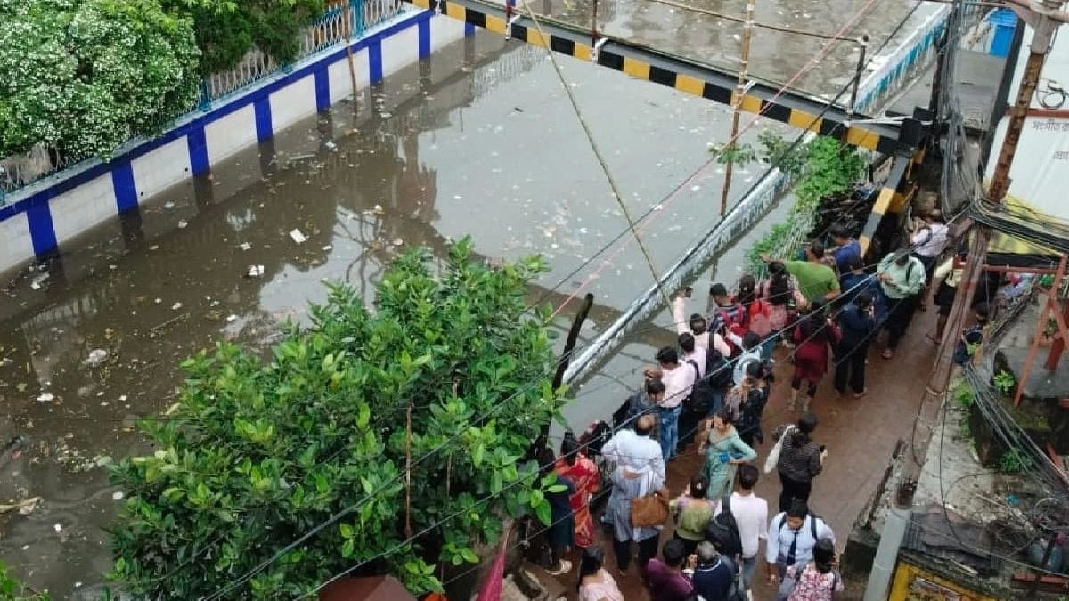 waterlogged kolkata hevy to very heavy rainfall people died