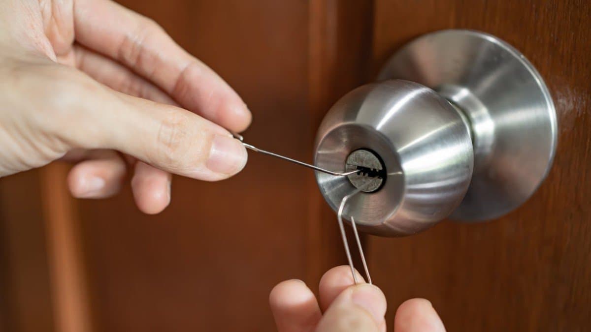 DIY life Hacks: tips to unlock a lock without a key