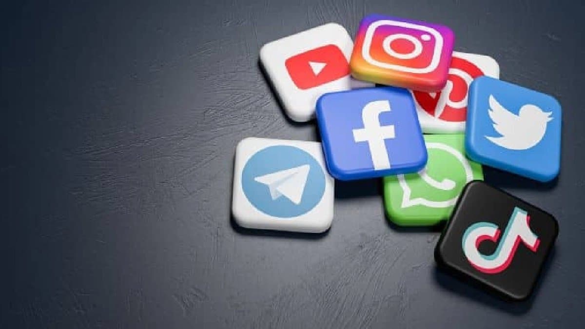 Social media war stretched to the streets Influencer vs Influencer on Delhi Road