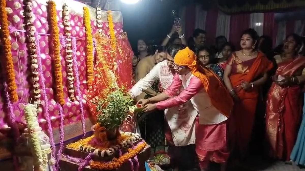 পাত্রের বয়স ৯০ ছুঁই ছুঁই, পাত্রীর বয়স ৫০, ধুমধাম করে বিয়ে দিল দুই পরিবার  