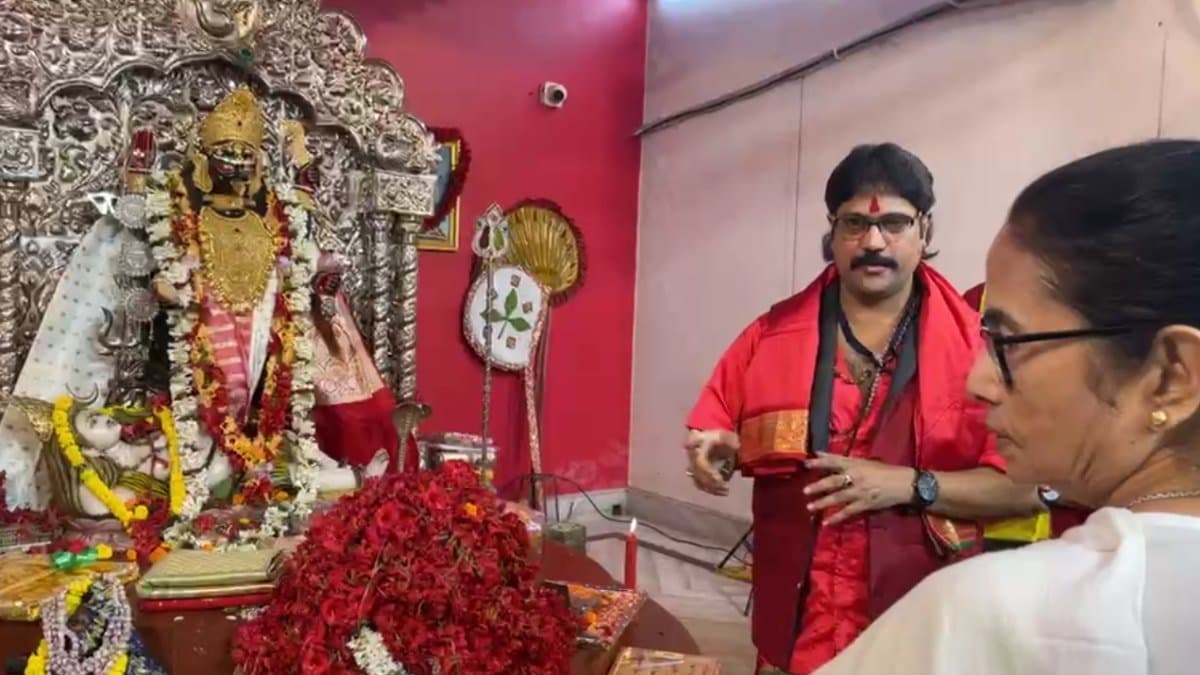 Chief Minister Mamata Banerjee offered her prayers to Naihatis famous Baroma gnr