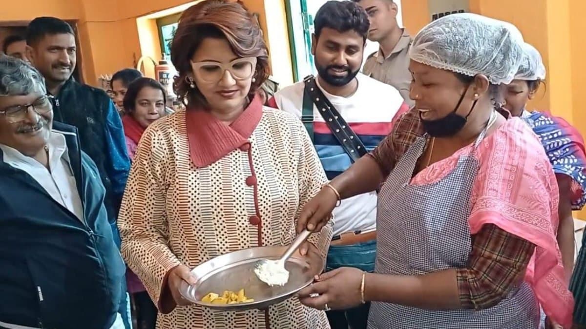 MP Rachna Banerjee visited several colleges and schools in Chinsurah gnr