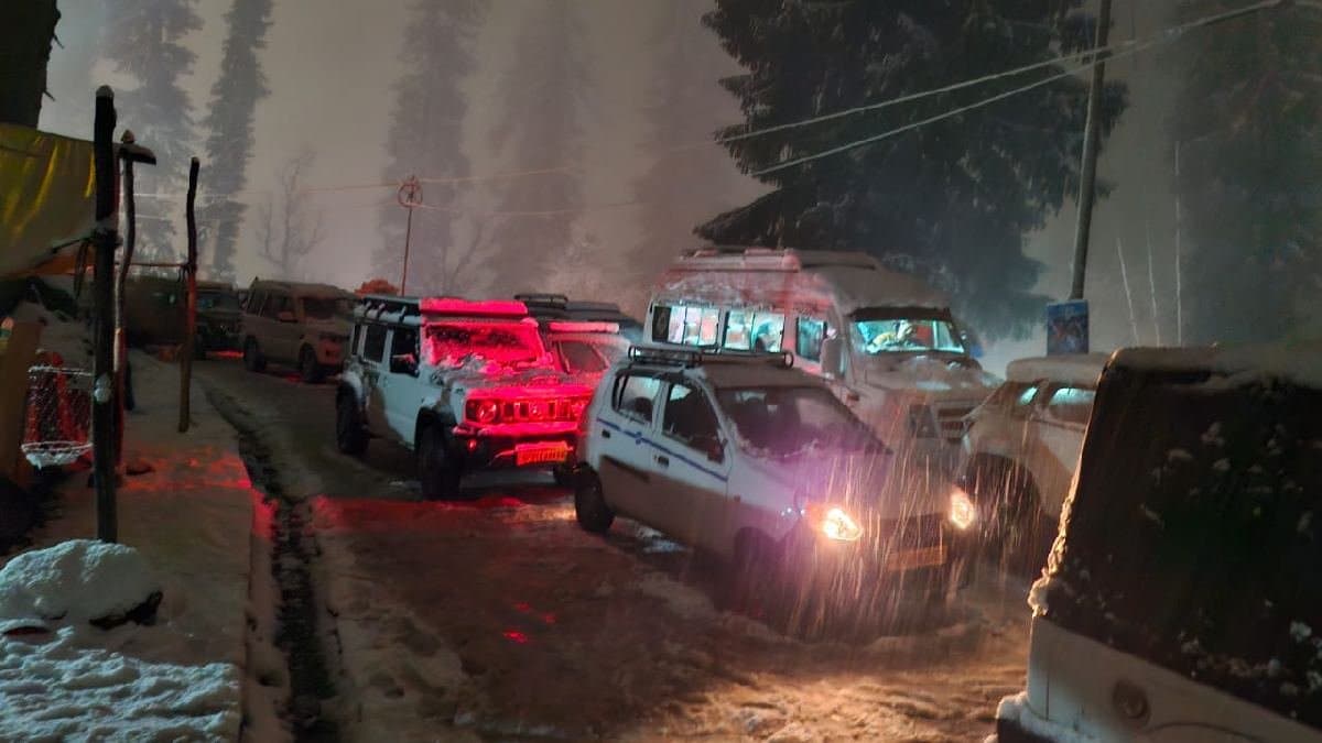 Continuous snowfall for over 12 hours has left many tourists stranded in Manali_gnr