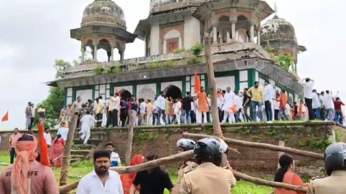 A group vandalised a tomb in Uttar Pradeshs Fatehpur sources says they claims it is built on top of temple 