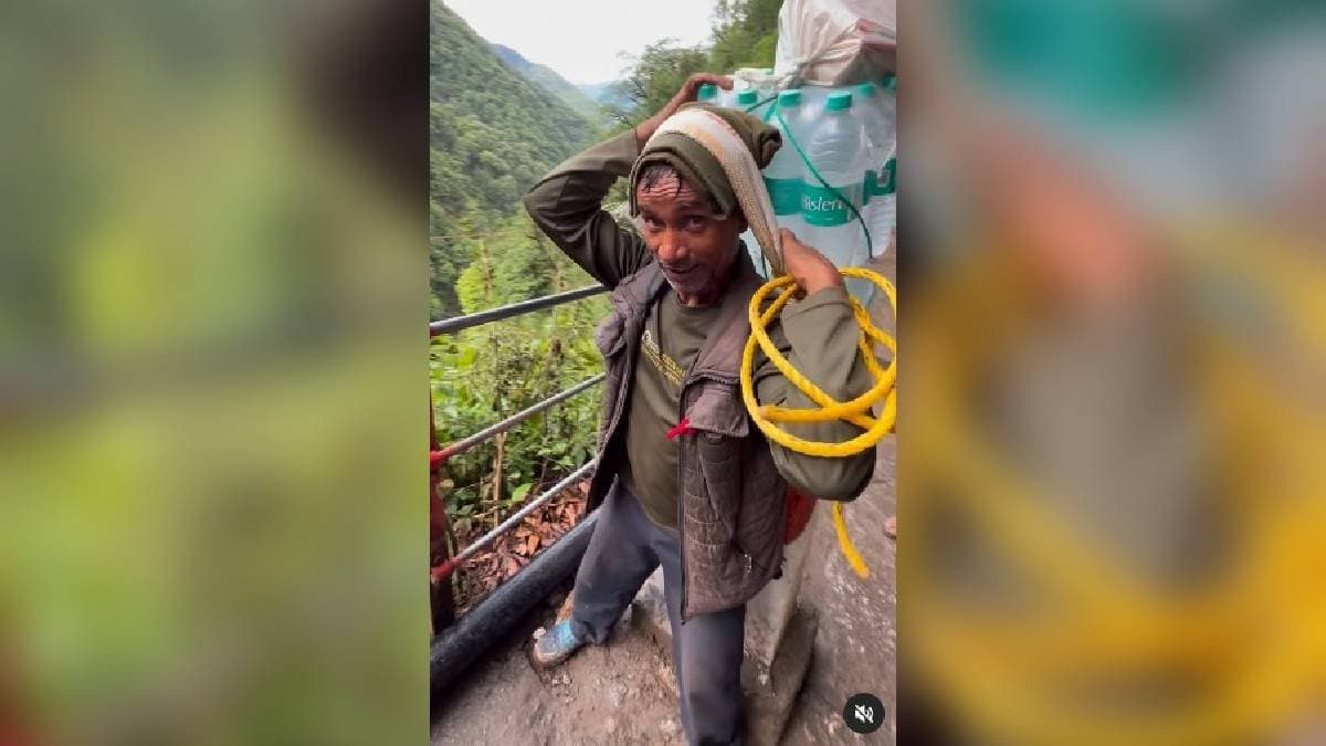 ৪০ কেজির বোঝা নিয়ে কেদারনাথের দুর্গম পথে কুলি, ভিডিও দেখলে চোখে জল আসবেই