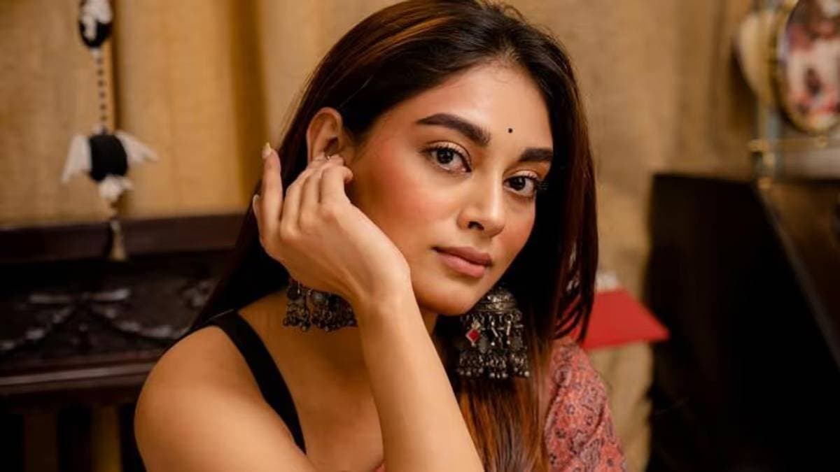 Actress Bibriti chatterjee flaunts her toned figure in gym after break up with director tathagata mukherjee details inside ENT