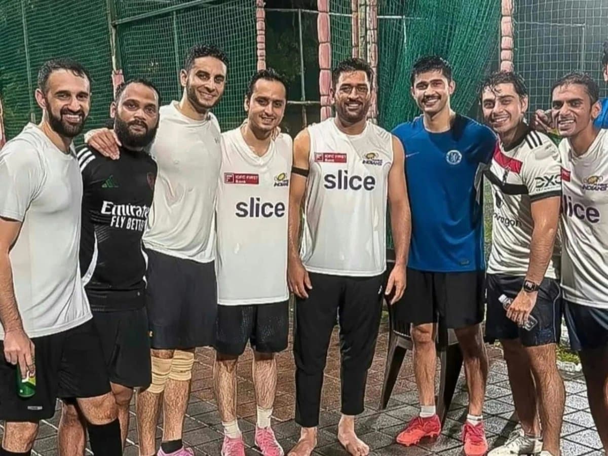 MS Dhoni spotted in Mumbai Indians jersey-photo gets viral 