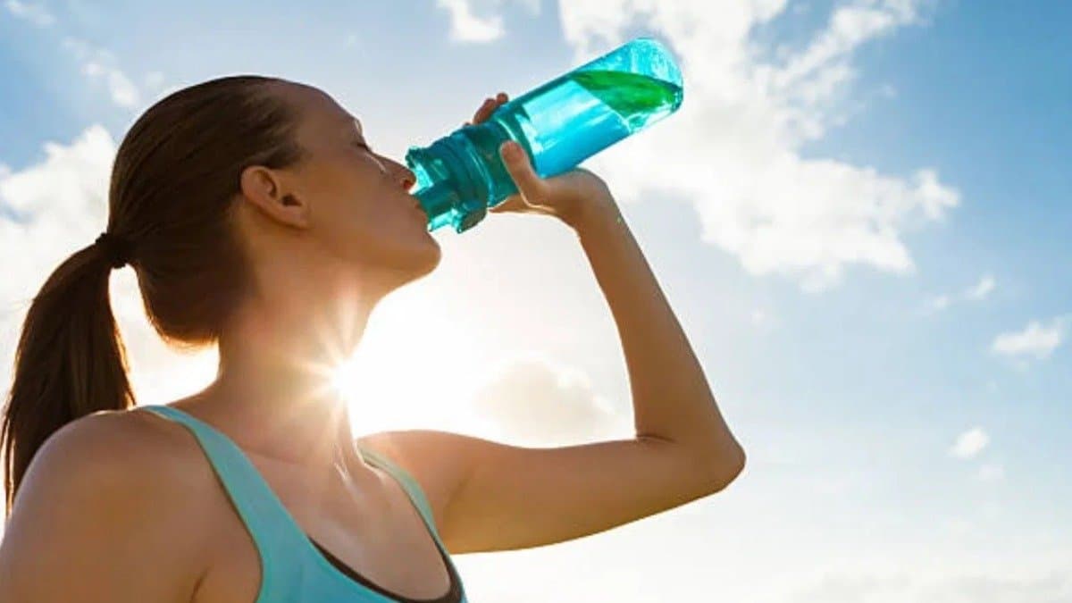 How much water should drink in summer know the exact amount of water men and women need  