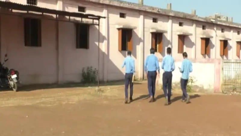 সরকারি স্কুলে বসেই মদ্যপান ছাত্রীদের, অভিযোগ ঘিরে তুমুল শোরগোল 