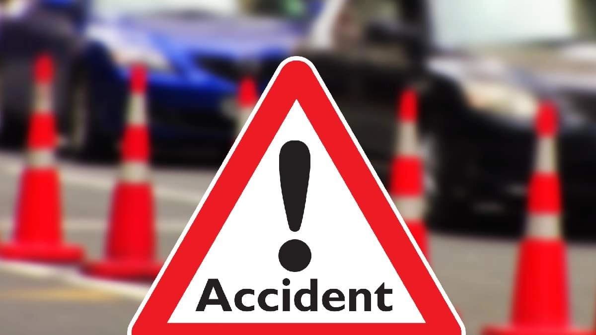 Four Injured as Maruti Car Rams Into Passenger Toto Near Chinsurah