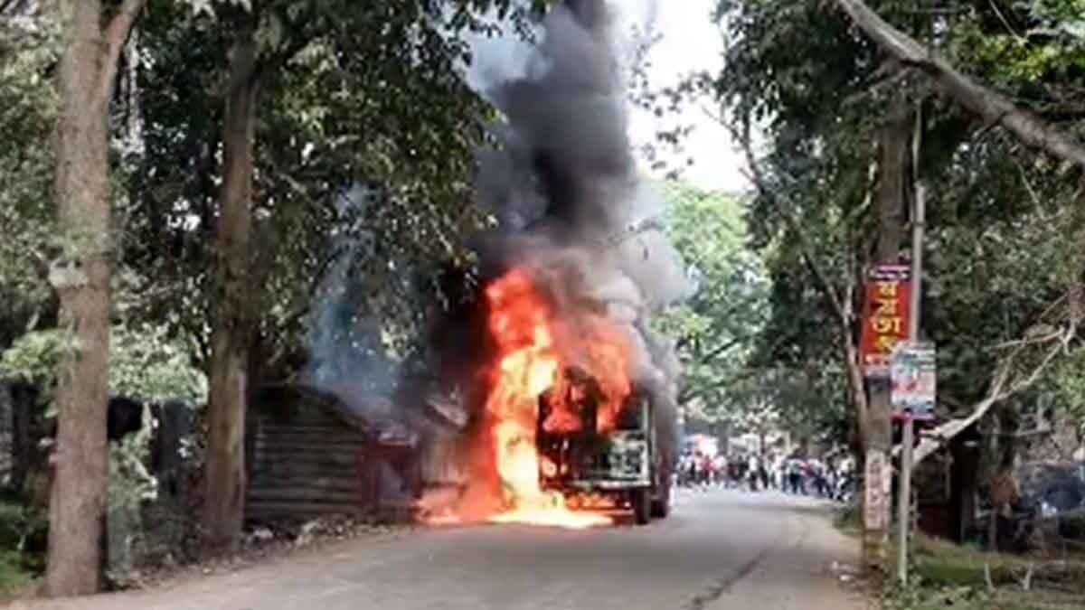 টেনে হিঁচড়ে নিয়ে গেল ঘাতক লরি, ক্ষিপ্ত জনতা রাস্তায় জ্বালিয়ে দিল গাড়ি 