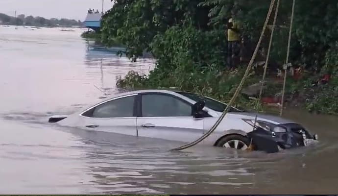 car in motion falls into river ganga gnr