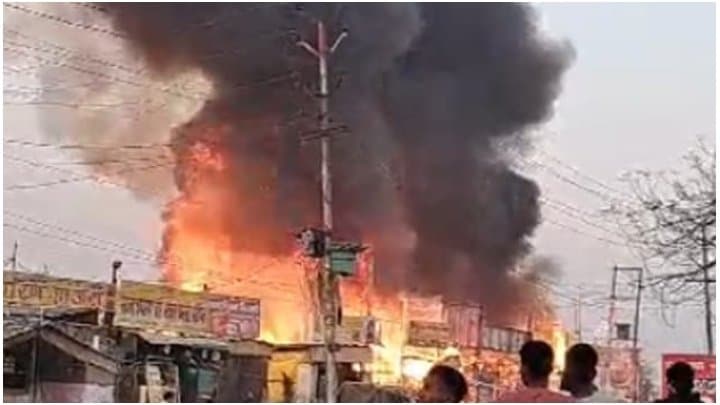 Fire: ‌‌নয়ডার বাজারে একাধিক ধাবায় অগ্নিকাণ্ড, ঘটনাস্থলে দমকল 