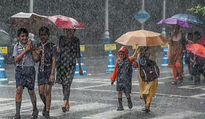 Weather Update: মেঘলা আকাশ সঙ্গে হালকা বৃষ্টি, বঙ্গে নিম্নমুখী পারদ, স্বস্তির আবহাওয়া আর কতদিন? 