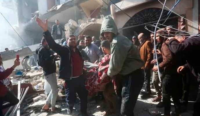 Israeli forces kill, wound Palestinians waiting for food aid