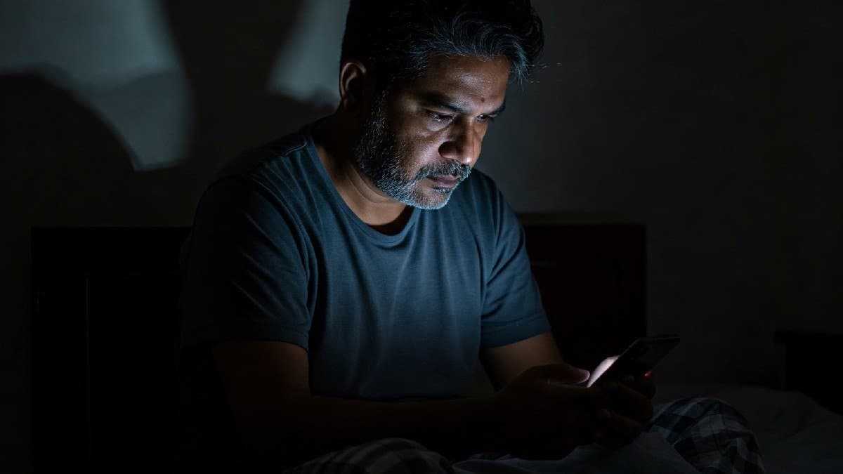 People who stay awake at late night are more prone to depression suggests study