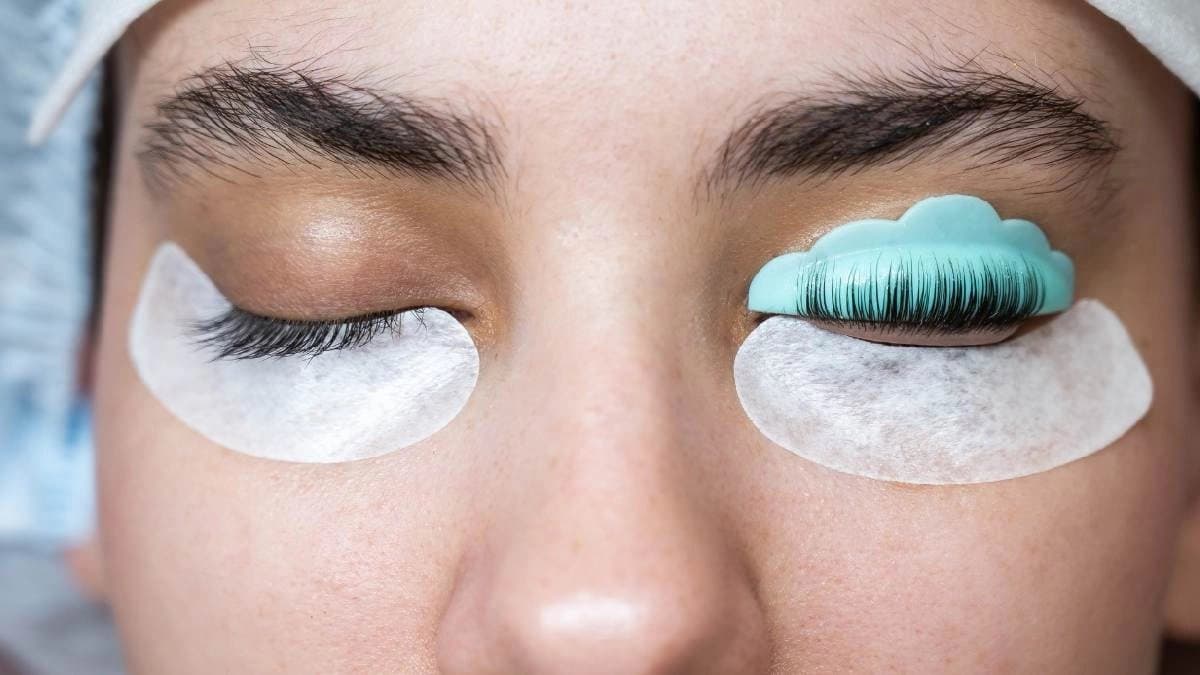 Massage coconut Oil castor oil and aloe vera to make attractive eye brow and eye lash