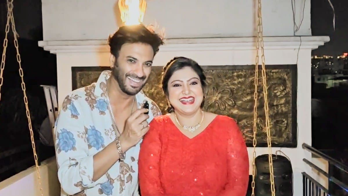 Tollywood actor Moyna Mukherjee celebrates birthday with husband Samrat dispelling rumors of separation