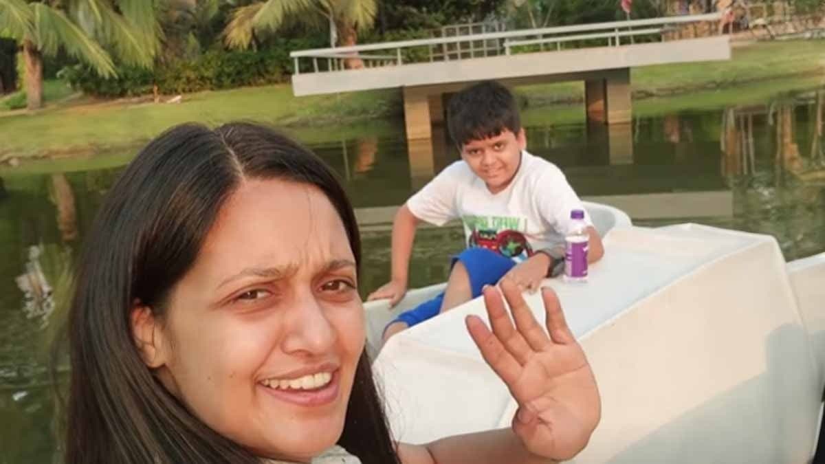 জলের তলায় ডুব থেকে নৌকাভ্রমণ, কলকাতার কোলাহল থেকে দূরে ছেলের সঙ্গে অলস দুপুরে হইচই প্রিয়াঙ্কার