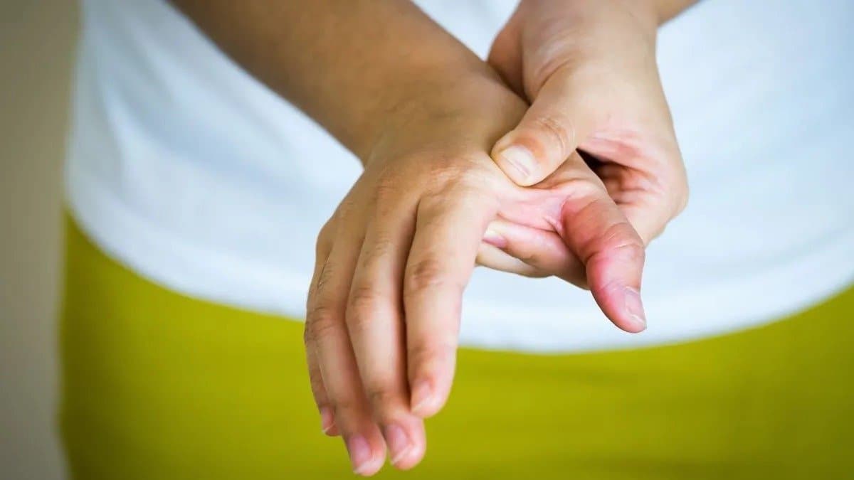 Heart attack symptoms: These silent signs of the Heart disease can appear in hands and feet