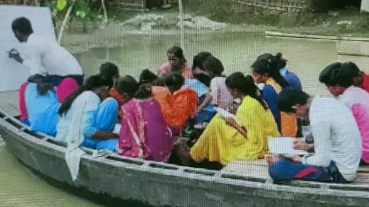 Bihar district magistrate orders to close school in Flood affected area gnr 