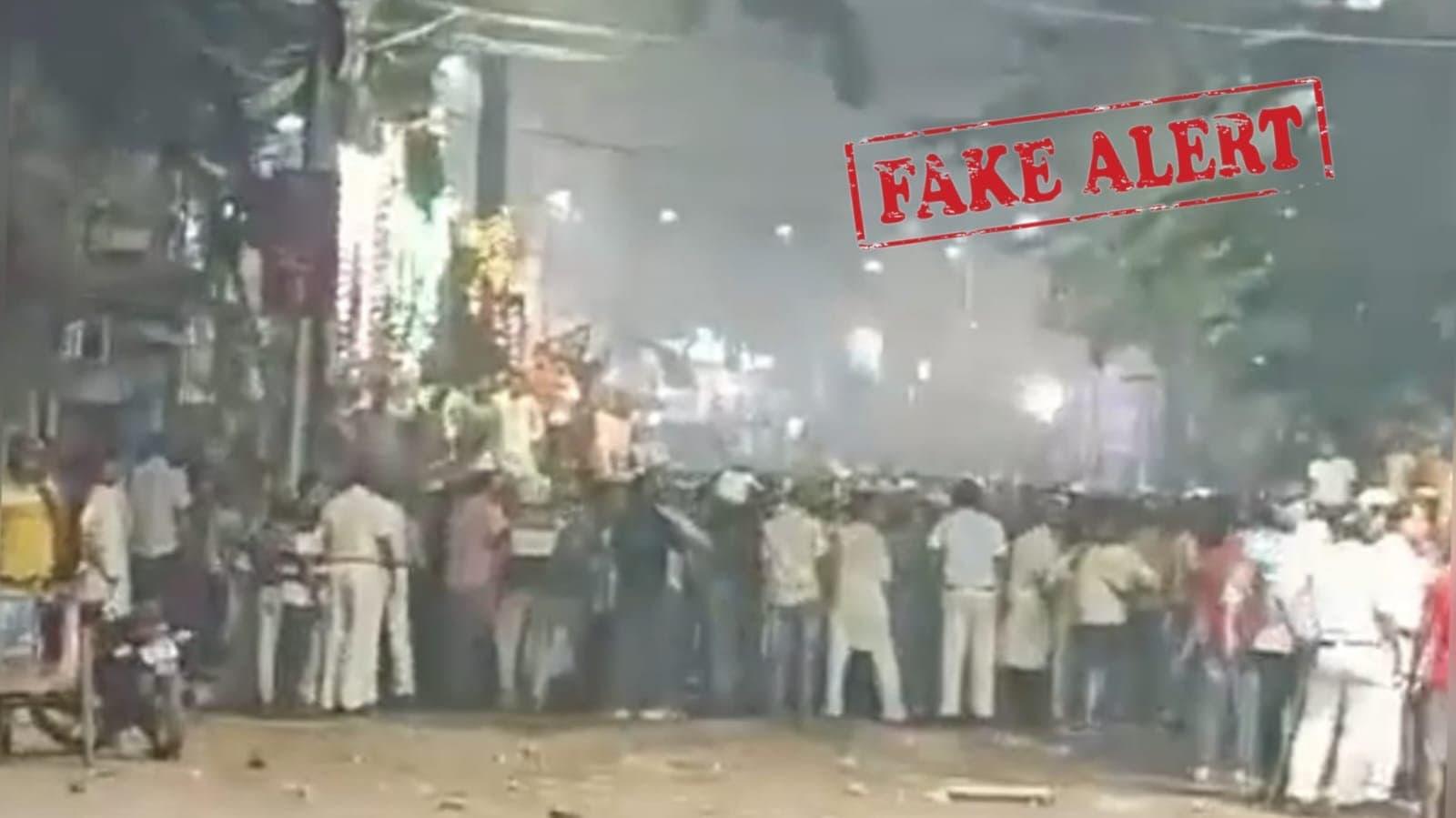 চলছিল কালীপুজোর বিসর্জন শোভাযাত্রা, হঠাৎই তা বদলে গেল... উপস্থিত পুলিশবাহিনী