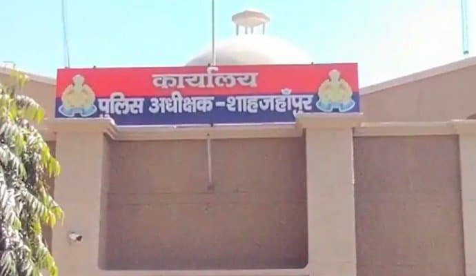 UP Man:‌ পুলিশি নিষ্ক্রিয়তার প্রতিবাদে থানার সামনে গায়ে আগুন দিয়ে আত্মহত্যার চেষ্টা ব্যক্তির 