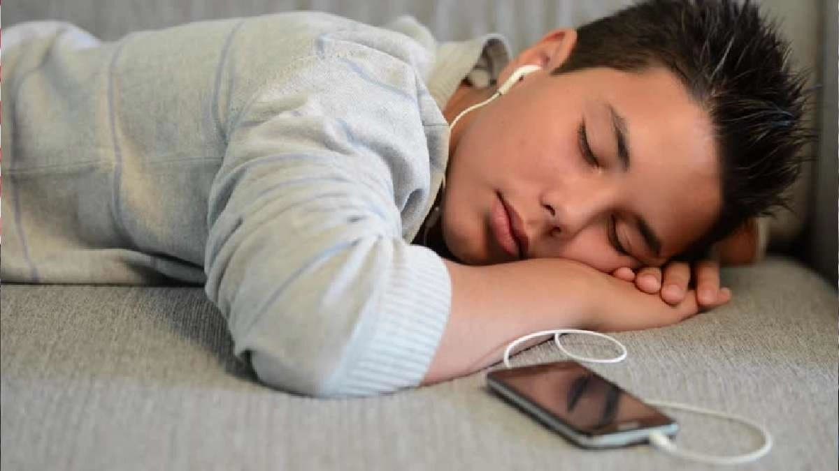 Sleeping alongside your mobile can cause serious health issues