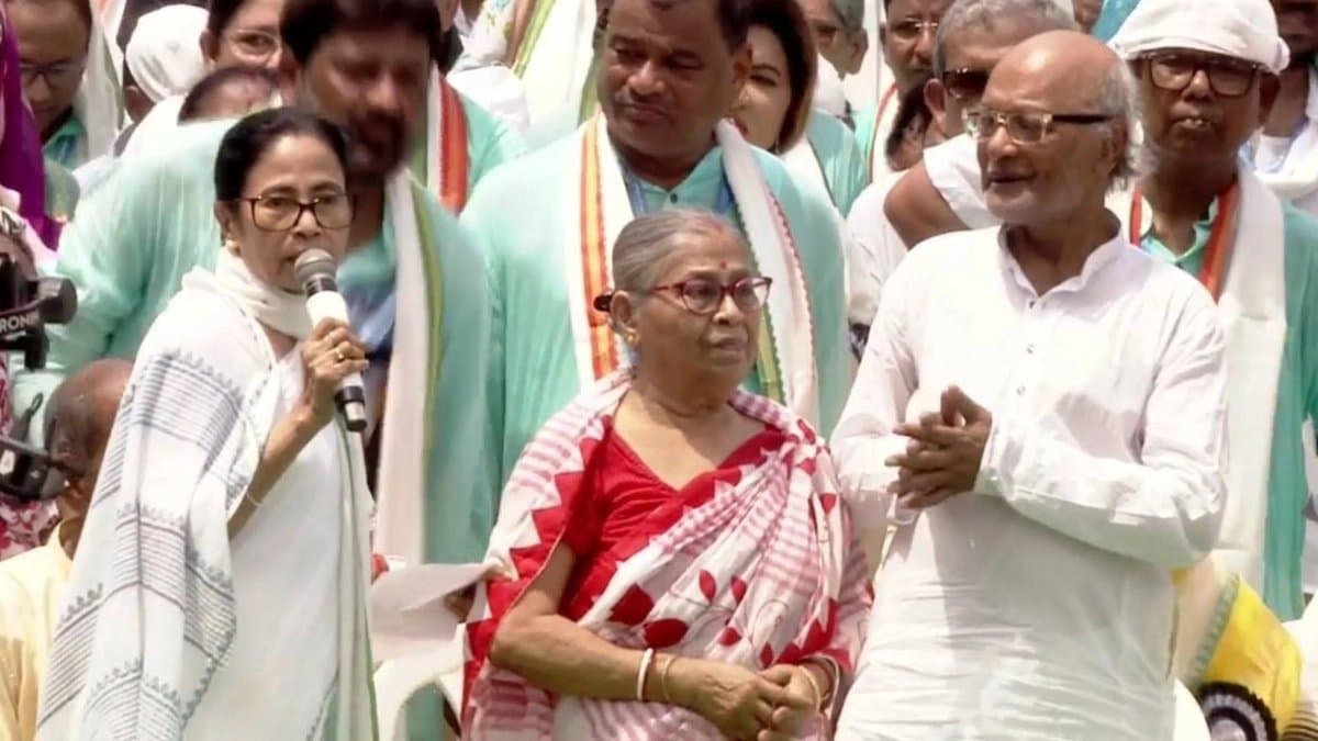 TMC 21st July Rally: Mamata Banerjee felicitated Jhantu Ali sheikh and Bitan Adhikari s family