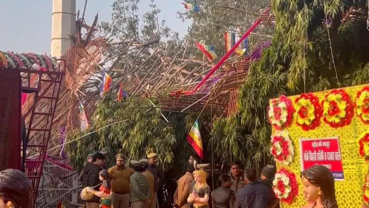 লাড্ডু নিবেদন করতে গিয়ে বিপত্তি! ভিড় সামলাতে না পেরে হুড়মুড়িয়ে ভাঙল মঞ্চ, উত্তরপ্রদেশে মৃত ৫