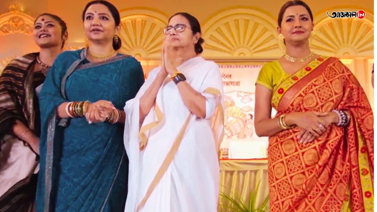 The song composed by mamata banerjee regarded as the best song of Puja gnr 