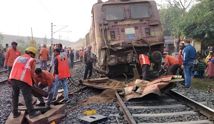 Murshidabad: ফারাক্কায় রেল দুর্ঘটনার দায় পুরোপুরি লরি চালকের, দাবি করল রেল