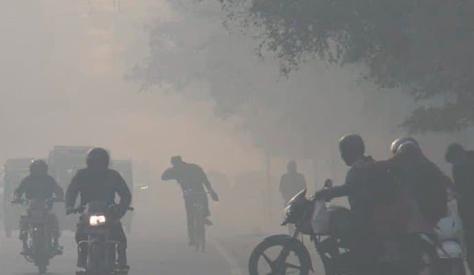 Delhi: দৃশ্যমানতা প্রায় শূন্য, ঘন কুয়াশা ও শৈত্যপ্রবাহে নাজেহাল দিল্লিবাসী