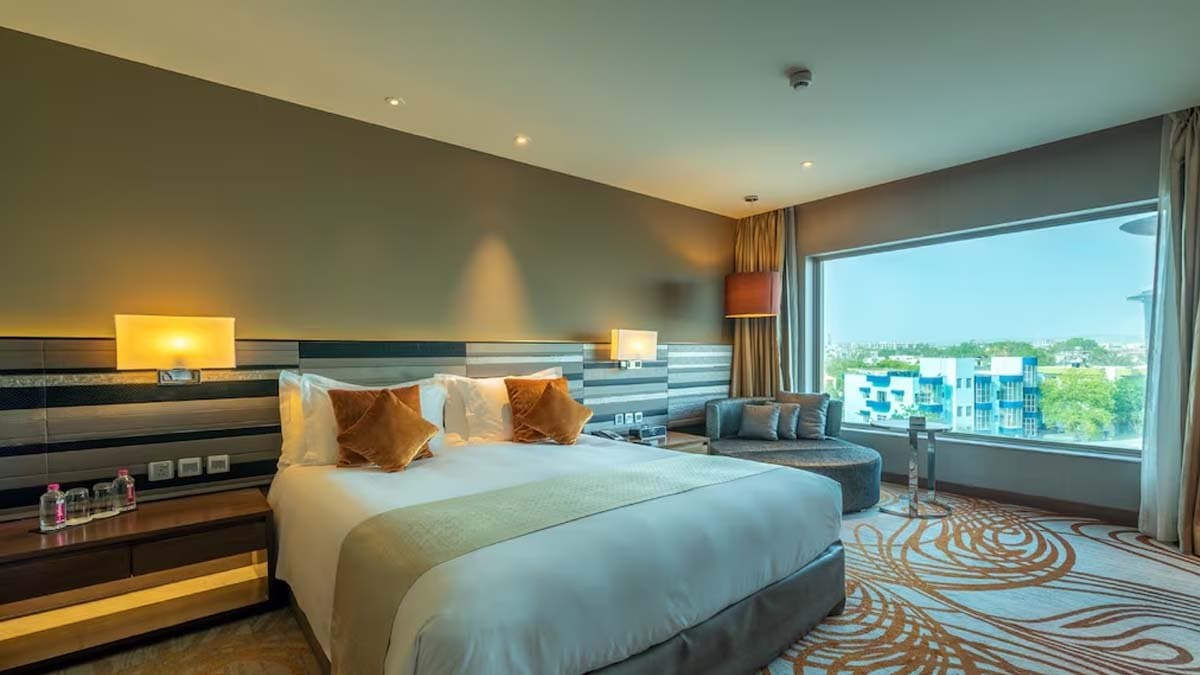 Couple forgets to draw curtains before getting intimate crowds gather on the streets to watch that moment at Jaipur