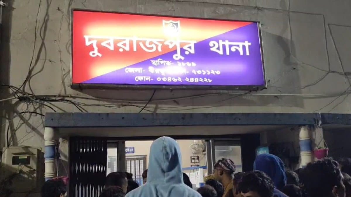 two detained while trying to escape after snatching a bag filled gold ornaments in Dubrajpur gnr