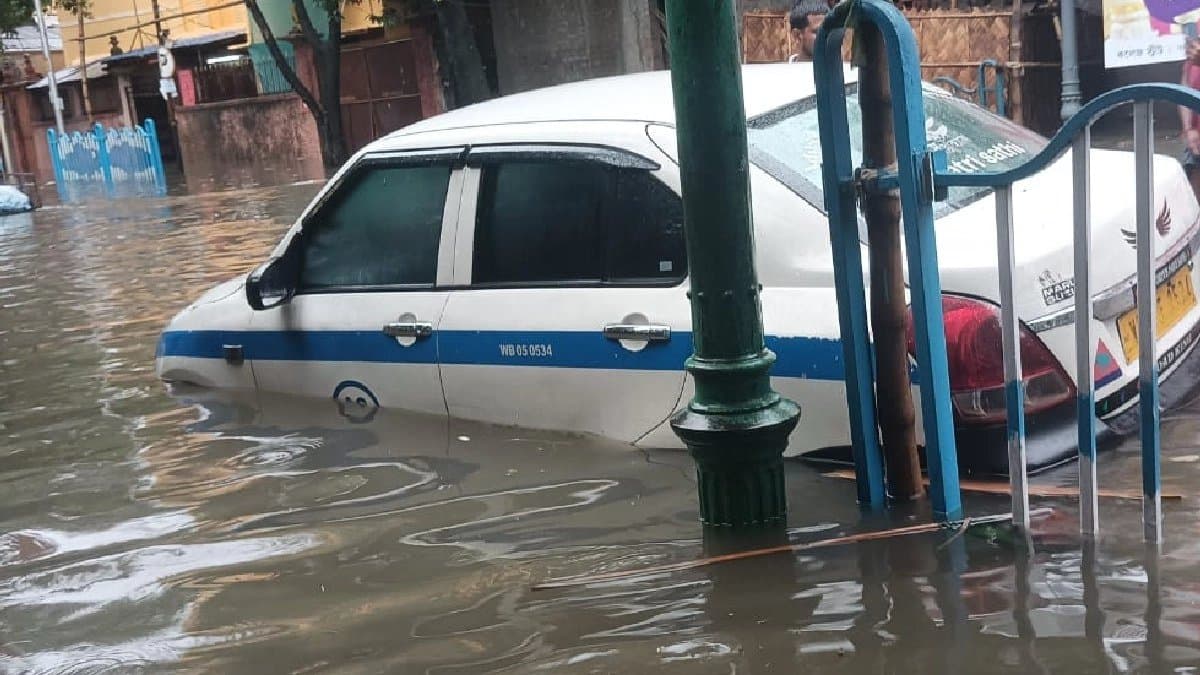 Heavy rain in kolkata WATER LOGGING in town  