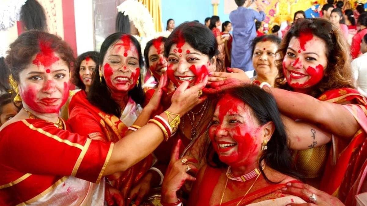 How to remove sindoor stain from cloth after Durga Puja 2025