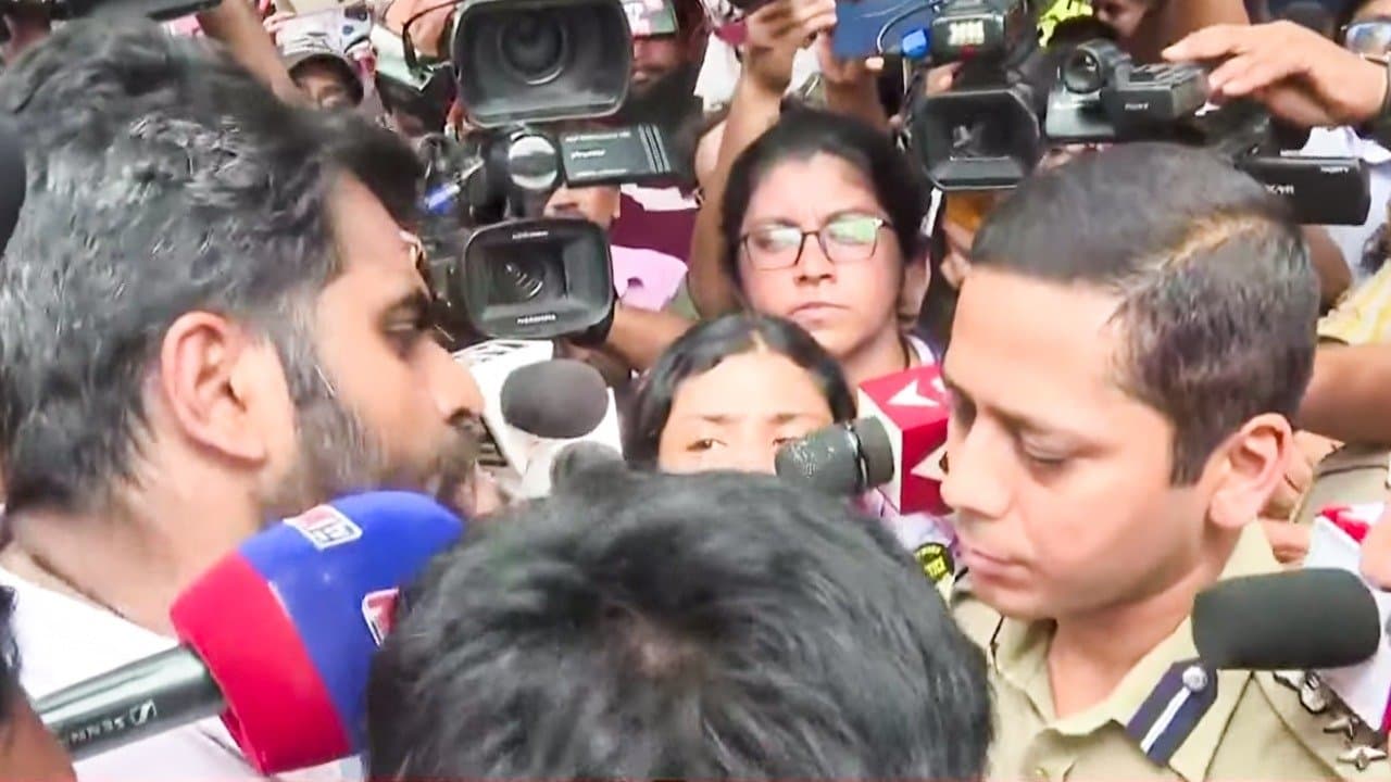 Doctors who are protesting in front of lalbazar meet kolkata police commissoner binit goyel