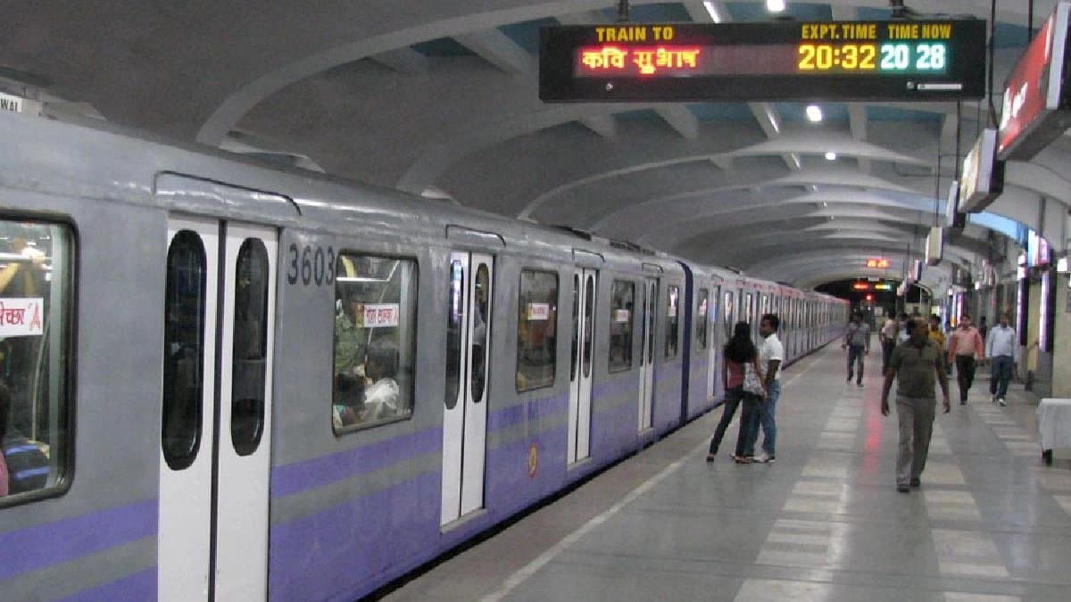 Metro services disrupted in down line of dum dum to kavi subhash station 