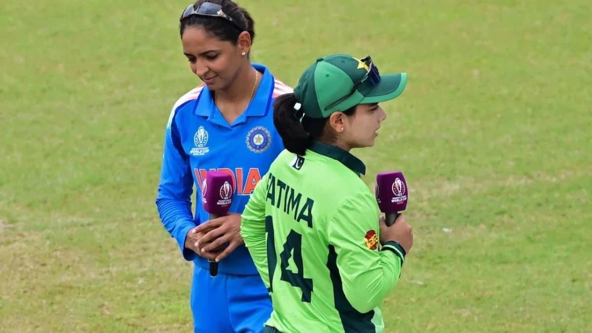  No handshake continues as Harmanpreet and Fatima Sana ignore each other 